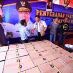 Gubernur Sumsel, Herman Deru menyerahkan sarana dan prasarana (sarpras) kelautan dan perikanan kepada nelayan, pembudidaya ikan, pengolah ikan, dan masyarakat Tahun Anggaran 2026 yang dipusatkan di halaman Kantor Dinas Kelautan dan Perikanan Provinsi Sumsel, Rabu (26/8) pagi. Foto: Humas Pemprov Sumsel.