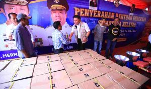 Gubernur Sumsel, Herman Deru menyerahkan sarana dan prasarana (sarpras) kelautan dan perikanan kepada nelayan, pembudidaya ikan, pengolah ikan, dan masyarakat Tahun Anggaran 2026 yang dipusatkan di halaman Kantor Dinas Kelautan dan Perikanan Provinsi Sumsel, Rabu (26/8) pagi. Foto: Humas Pemprov Sumsel.