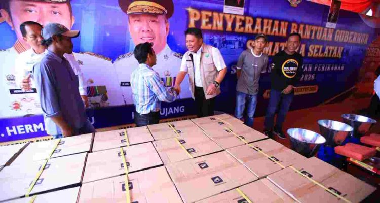 Gubernur Sumsel, Herman Deru menyerahkan sarana dan prasarana (sarpras) kelautan dan perikanan kepada nelayan, pembudidaya ikan, pengolah ikan, dan masyarakat Tahun Anggaran 2026 yang dipusatkan di halaman Kantor Dinas Kelautan dan Perikanan Provinsi Sumsel, Rabu (26/8) pagi. Foto: Humas Pemprov Sumsel.