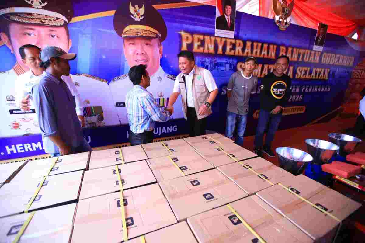 Gubernur Sumsel, Herman Deru menyerahkan sarana dan prasarana (sarpras) kelautan dan perikanan kepada nelayan, pembudidaya ikan, pengolah ikan, dan masyarakat Tahun Anggaran 2026 yang dipusatkan di halaman Kantor Dinas Kelautan dan Perikanan Provinsi Sumsel, Rabu (26/8) pagi. Foto: Humas Pemprov Sumsel.