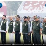 Gubernur Sumsel Dr. H. Herman Deru bersama tiga gubernur lainnya menerima plakat penghargaan sebagai Gubernur Inisiator Asosiasi Perlindungan Masyarakat (Aslinmas) Indonesia, sekaligus dikukuhkan sebagai anggota Dewan Penasehat DPP Aslinmas pada Apel Akbar Satuan Perlindungan Masyarakat (Satlinmas) dalam rangka HUT ke-81 Republik Indonesia, Jumat (28/8/2026). Foto: Humas Pemprov Sumsel.
