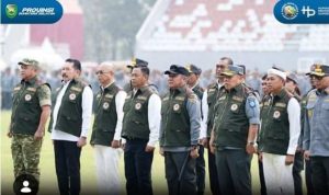 Gubernur Sumsel Dr. H. Herman Deru bersama tiga gubernur lainnya menerima plakat penghargaan sebagai Gubernur Inisiator Asosiasi Perlindungan Masyarakat (Aslinmas) Indonesia, sekaligus dikukuhkan sebagai anggota Dewan Penasehat DPP Aslinmas pada Apel Akbar Satuan Perlindungan Masyarakat (Satlinmas) dalam rangka HUT ke-81 Republik Indonesia, Jumat (28/8/2026). Foto: Humas Pemprov Sumsel.