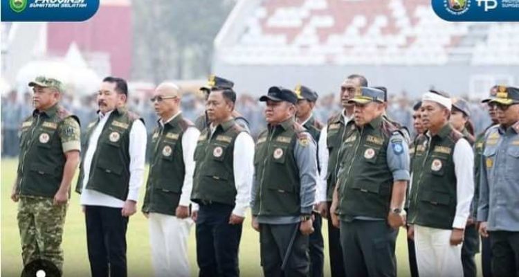 Gubernur Sumsel Dr. H. Herman Deru bersama tiga gubernur lainnya menerima plakat penghargaan sebagai Gubernur Inisiator Asosiasi Perlindungan Masyarakat (Aslinmas) Indonesia, sekaligus dikukuhkan sebagai anggota Dewan Penasehat DPP Aslinmas pada Apel Akbar Satuan Perlindungan Masyarakat (Satlinmas) dalam rangka HUT ke-81 Republik Indonesia, Jumat (28/8/2026). Foto: Humas Pemprov Sumsel.
