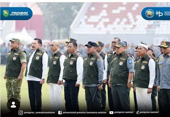 Gubernur Sumsel Dr. H. Herman Deru bersama tiga gubernur lainnya menerima plakat penghargaan sebagai Gubernur Inisiator Asosiasi Perlindungan Masyarakat (Aslinmas) Indonesia, sekaligus dikukuhkan sebagai anggota Dewan Penasehat DPP Aslinmas pada Apel Akbar Satuan Perlindungan Masyarakat (Satlinmas) dalam rangka HUT ke-81 Republik Indonesia, Jumat (28/8/2026). Foto: Humas Pemprov Sumsel.
