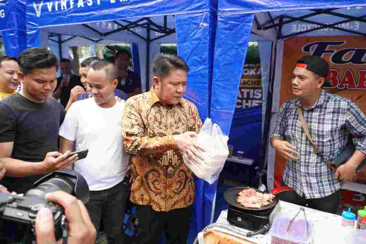 Gubernur Sumatera Selatan Dr. H. Herman Deru meresmikan VinFast Sedulur Indonesia Chapter Palembang, Minggu (30/8/2026). Foto: Humas Pemprov Sumsel.