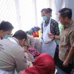Walikota Palembang, Ratu Dewa meninjau kegiatan sunatan massal yang digelar Pemerintah Kota Palembang bersama Gerakan Untuk Indonesia Maju (GUIM), Kamis (27/8/2026). Foto: Kominfo Palembang.