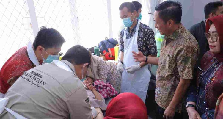 Walikota Palembang, Ratu Dewa meninjau kegiatan sunatan massal yang digelar Pemerintah Kota Palembang bersama Gerakan Untuk Indonesia Maju (GUIM), Kamis (27/8/2026). Foto: Kominfo Palembang.