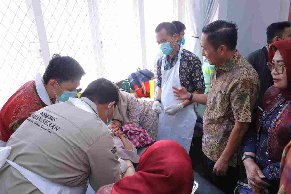 Walikota Palembang, Ratu Dewa meninjau kegiatan sunatan massal yang digelar Pemerintah Kota Palembang bersama Gerakan Untuk Indonesia Maju (GUIM), Kamis (27/8/2026). Foto: Kominfo Palembang.