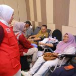 Palang Merah Indonesia (PMI) Kota Palembang berkolaborasi dengan Novotel Hotel Palembang menggelar kegiatan donor darah bersama karyawan hotel dan masyarakat umum, Selasa (18/8/2026) di Novotel Palembang. Foto: Kominfo Palembang.