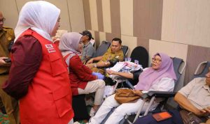 Palang Merah Indonesia (PMI) Kota Palembang berkolaborasi dengan Novotel Hotel Palembang menggelar kegiatan donor darah bersama karyawan hotel dan masyarakat umum, Selasa (18/8/2026) di Novotel Palembang. Foto: Kominfo Palembang.
