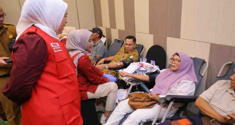 Palang Merah Indonesia (PMI) Kota Palembang berkolaborasi dengan Novotel Hotel Palembang menggelar kegiatan donor darah bersama karyawan hotel dan masyarakat umum, Selasa (18/8/2026) di Novotel Palembang. Foto: Kominfo Palembang.