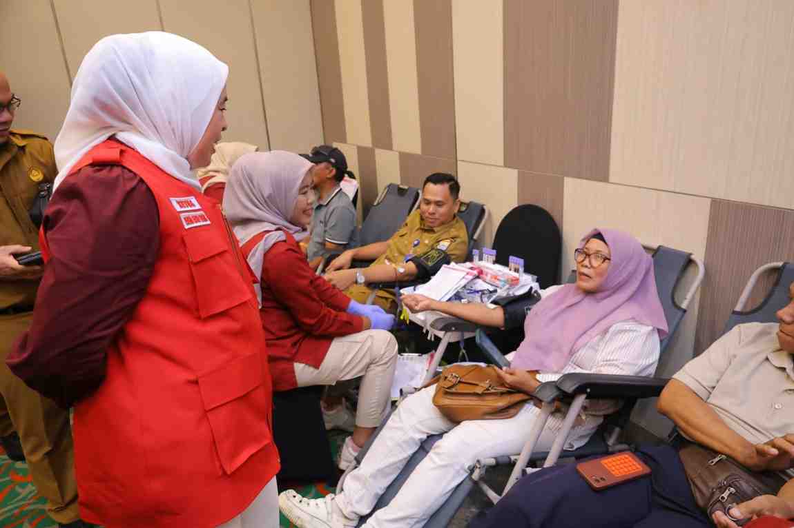 Palang Merah Indonesia (PMI) Kota Palembang berkolaborasi dengan Novotel Hotel Palembang menggelar kegiatan donor darah bersama karyawan hotel dan masyarakat umum, Selasa (18/8/2026) di Novotel Palembang. Foto: Kominfo Palembang.