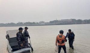 Tim Basarnas dan TNI AL yang mencari dua korban bicah tenggelam di Sungai Musi, Minggu (30/8/2026). Foto: IST/Basarnas.