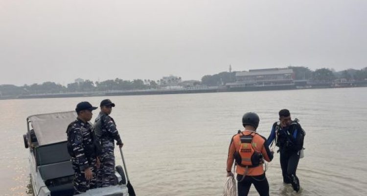 Tim Basarnas dan TNI AL yang mencari dua korban bicah tenggelam di Sungai Musi, Minggu (30/8/2026). Foto: IST/Basarnas.