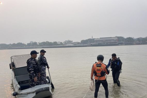 Tim Basarnas dan TNI AL yang mencari dua korban bicah tenggelam di Sungai Musi, Minggu (30/8/2026). Foto: IST/Basarnas.