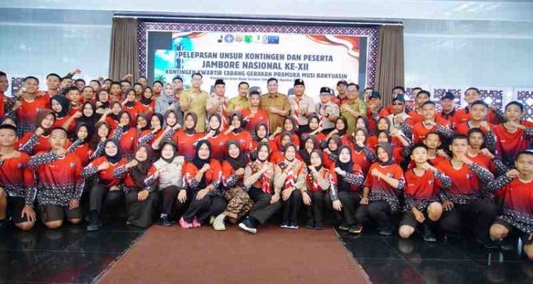 Bupati Musi Banyuasin (Muba) HM Toha Tohet, SH melepas 74 anggota Pramuka Muba yang akan mengikuti Jambore Nasional (Jamnas) XII Tahun 2026. Kontingen tersebut dilepas di Pendopoan Griya Bumi Serasan Sekate, Selasa (11/8/2026). Foto: Kominfo Muba.