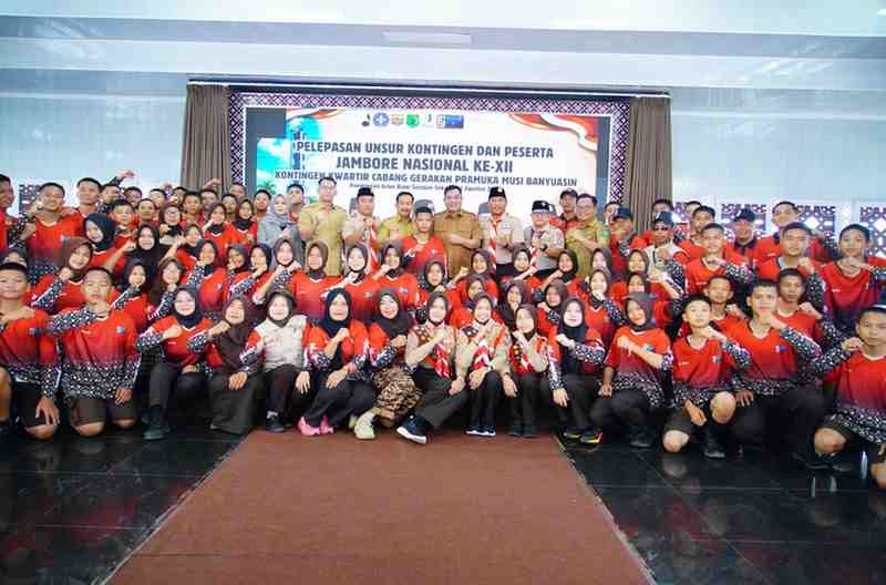 Bupati Musi Banyuasin (Muba) HM Toha Tohet, SH melepas 74 anggota Pramuka Muba yang akan mengikuti Jambore Nasional (Jamnas) XII Tahun 2026. Kontingen tersebut dilepas di Pendopoan Griya Bumi Serasan Sekate, Selasa (11/8/2026). Foto: Kominfo Muba.