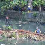 Petugas kebersihan membersihkan kawasan aliran Sungai Lambidaro, Jalan Kapten A. Rivai/Jalan Bintan, RT 013, 014, 015, 016, RW 004, 006, dan 022, Kelurahan Lorok Pakjo, Kecamatan Ilir Barat I, Jumat (7/8/2026). Foto: Kominfo Palembang.