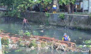 jumat (1) Petugas kebersihan membersihkan kawasan aliran Sungai Lambidaro, Jalan Kapten A. Rivai/Jalan Bintan, RT 013, 014, 015, 016, RW 004, 006, dan 022, Kelurahan Lorok Pakjo, Kecamatan Ilir Barat I, Jumat (7/8/2026). Foto: Kominfo Palembang.