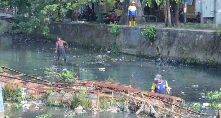 Petugas kebersihan membersihkan kawasan aliran Sungai Lambidaro, Jalan Kapten A. Rivai/Jalan Bintan, RT 013, 014, 015, 016, RW 004, 006, dan 022, Kelurahan Lorok Pakjo, Kecamatan Ilir Barat I, Jumat (7/8/2026). Foto: Kominfo Palembang.