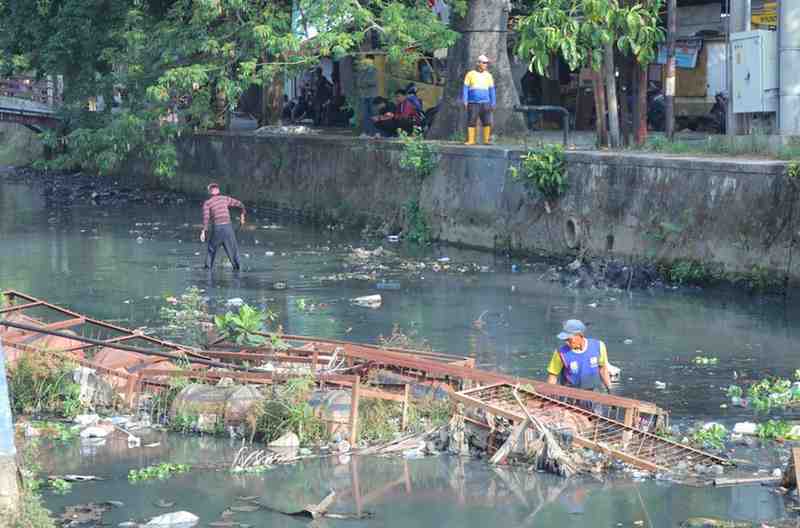 Petugas kebersihan membersihkan kawasan aliran Sungai Lambidaro, Jalan Kapten A. Rivai/Jalan Bintan, RT 013, 014, 015, 016, RW 004, 006, dan 022, Kelurahan Lorok Pakjo, Kecamatan Ilir Barat I, Jumat (7/8/2026). Foto: Kominfo Palembang.