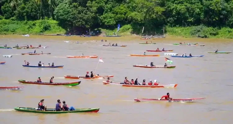 Suasana lomba balap motor ketek (getek) di Sungai Musi, Kota Sekayu. Foto: Dok Pemkab Muba.