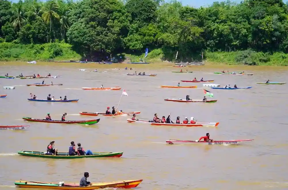Suasana lomba balap motor ketek (getek) di Sungai Musi, Kota Sekayu. Foto: Dok Pemkab Muba.