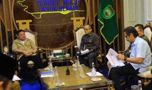 Gubernur Sumsel Herman Deru saat menerima kunjungan kerja General Manager PT PLN (Persero) Unit Induk Distribusi Sumatera Selatan, Jambi, dan Bengkulu (UID S2JB) beserta jajaran di Ruang Tamu Gubernur, Selasa (18/8/2026). Foto: Humas Pemprov Sumsel.
