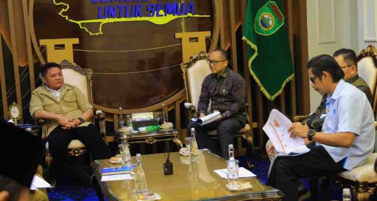 Gubernur Sumsel Herman Deru saat menerima kunjungan kerja General Manager PT PLN (Persero) Unit Induk Distribusi Sumatera Selatan, Jambi, dan Bengkulu (UID S2JB) beserta jajaran di Ruang Tamu Gubernur, Selasa (18/8/2026). Foto: Humas Pemprov Sumsel.