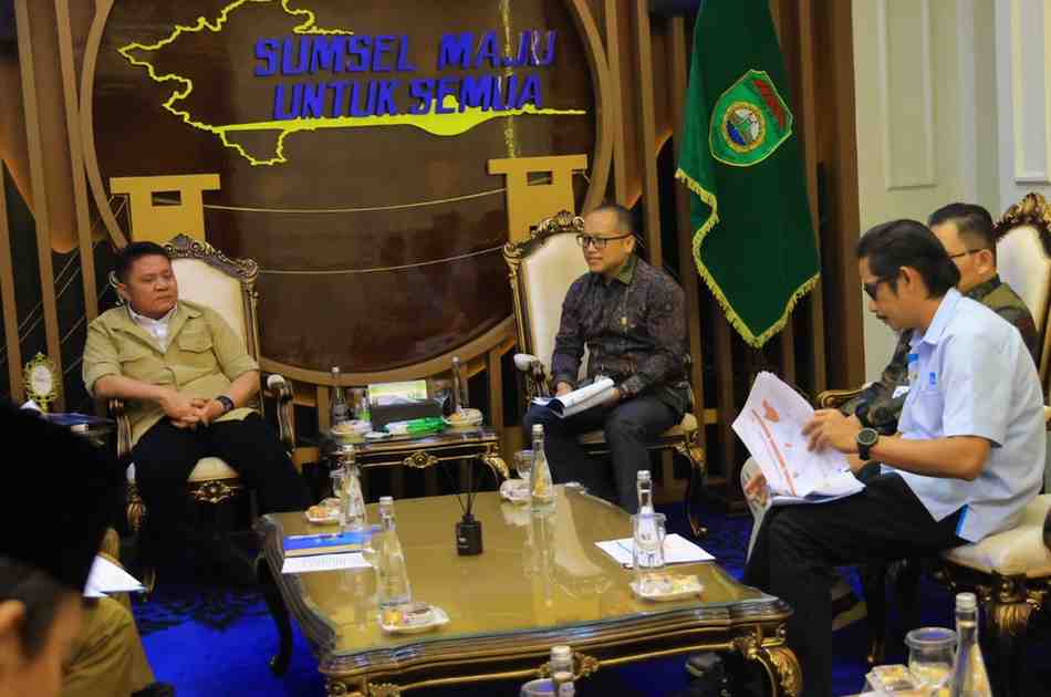 Gubernur Sumsel Herman Deru saat menerima kunjungan kerja General Manager PT PLN (Persero) Unit Induk Distribusi Sumatera Selatan, Jambi, dan Bengkulu (UID S2JB) beserta jajaran di Ruang Tamu Gubernur, Selasa (18/8/2026). Foto: Humas Pemprov Sumsel.
