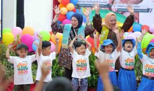 literasi Bunda Literasi Kota Palembang, Dewi Sastrani Ratu Dewa saat hadir di Taman Anak Sejahtera Wong Kito, Selasa (11/8/2026). Foto: Kominfo Palembang.
