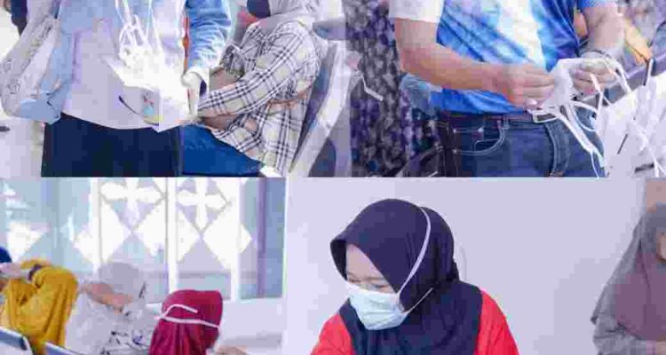 Managemen RSUD Sekayu membagikan masker kepada warga, Jumat (28/8/2026). Foto: Kominfo Muba.