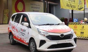 Taksi Maxim berdekorasi merah putih. Bagi yang kebetulan dapat order mobil ini, maka perjalannya gratis. Foto: IST/DOK Maxim.