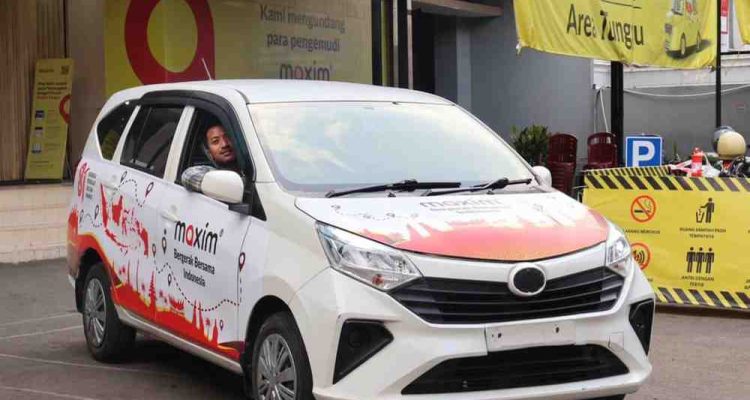 Taksi Maxim berdekorasi merah putih. Bagi yang kebetulan dapat order mobil ini, maka perjalannya gratis. Foto: IST/DOK Maxim.