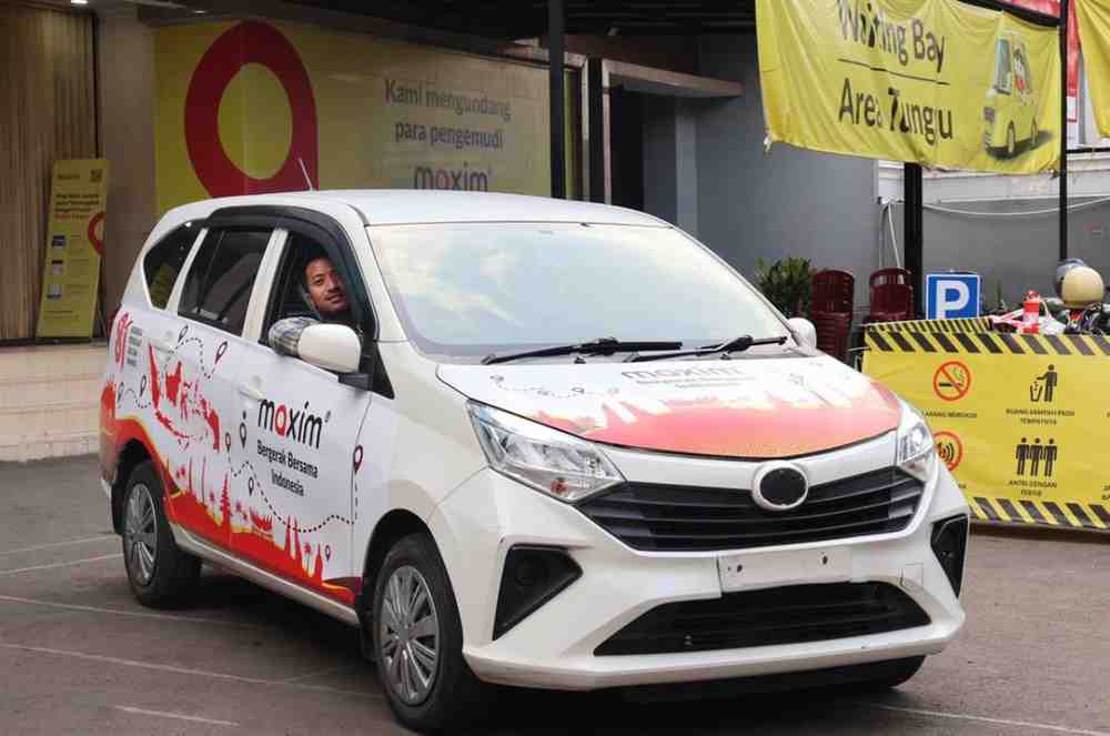 Taksi Maxim berdekorasi merah putih. Bagi yang kebetulan dapat order mobil ini, maka perjalannya gratis. Foto: IST/DOK Maxim.