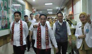 Walikota Palembang, Ratu Dewa mendampingi Wakil Menteri Kesehatan RI Benjamin Paulus Octavianus bersama Wakil Menteri Dalam Negeri Akhmad Wiyagus melakukan peninjauan langsung ke RSUD Palembang BARI, Senin (24/8/2026). Foto: Kominfo Palembang.