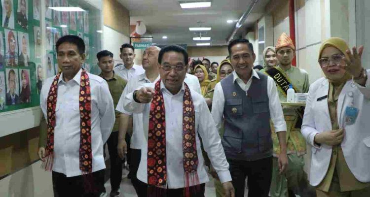 Walikota Palembang, Ratu Dewa mendampingi Wakil Menteri Kesehatan RI Benjamin Paulus Octavianus bersama Wakil Menteri Dalam Negeri Akhmad Wiyagus melakukan peninjauan langsung ke RSUD Palembang BARI, Senin (24/8/2026). Foto: Kominfo Palembang.