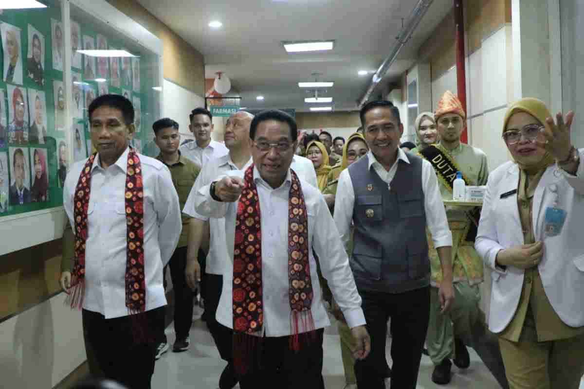 Walikota Palembang, Ratu Dewa mendampingi Wakil Menteri Kesehatan RI Benjamin Paulus Octavianus bersama Wakil Menteri Dalam Negeri Akhmad Wiyagus melakukan peninjauan langsung ke RSUD Palembang BARI, Senin (24/8/2026). Foto: Kominfo Palembang.