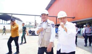 Bupati Muba, HM Toha mendampingi Menteri Koperasi RI Dr Ferry Juliantono SE Ak MSi saat meresmikan pabrik kelapa sawit (PKS) KUD Sejahtera di Desa Beruge, Kecamatan Babat Toman, Rabu (12/8/2026). Foto: Kominfo Muba.
