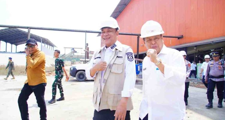 Bupati Muba, HM Toha mendampingi Menteri Koperasi RI Dr Ferry Juliantono SE Ak MSi saat meresmikan pabrik kelapa sawit (PKS) KUD Sejahtera di Desa Beruge, Kecamatan Babat Toman, Rabu (12/8/2026). Foto: Kominfo Muba.
