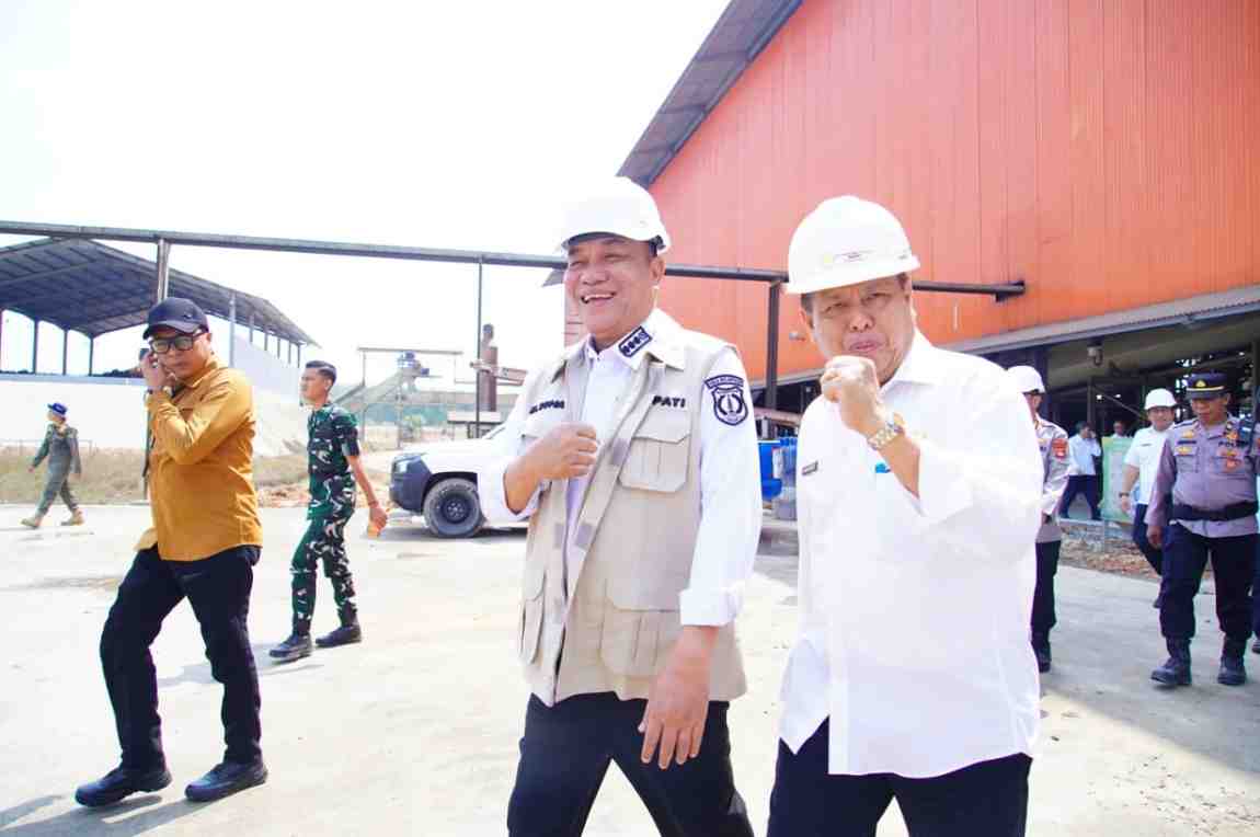 Bupati Muba, HM Toha mendampingi Menteri Koperasi RI Dr Ferry Juliantono SE Ak MSi saat meresmikan pabrik kelapa sawit (PKS) KUD Sejahtera di Desa Beruge, Kecamatan Babat Toman, Rabu (12/8/2026). Foto: Kominfo Muba.