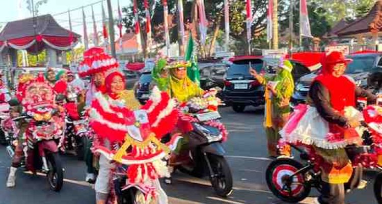 Pawai kemerdekaan diikuti sekitar 400 peserta dari PC Muslimat NU Kota Palembang. Ratusan peserta turut memeriahkan kegiatan dengan penuh semangat, keceriaan dan kebersamaan. Foto: Kominfo Palembang.