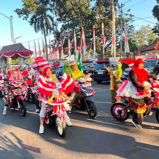 Pawai kemerdekaan diikuti sekitar 400 peserta dari PC Muslimat NU Kota Palembang. Ratusan peserta turut memeriahkan kegiatan dengan penuh semangat, keceriaan dan kebersamaan. Foto: Kominfo Palembang.