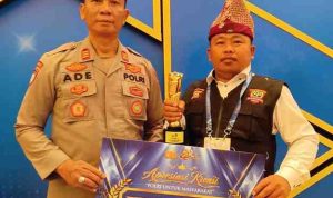 Lurah Ngulak, Zulham saat menerima tropi juara pada acara Awarding Day 2026 di Gedung The Tribrata Dharmawangsa, Jakarta Selatan, Selasa (11/8/2026) malam. Foto: Kominfo Muba.