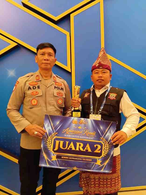 Lurah Ngulak, Zulham saat menerima tropi juara pada acara Awarding Day 2026 di Gedung The Tribrata Dharmawangsa, Jakarta Selatan, Selasa (11/8/2026) malam. Foto: Kominfo Muba.