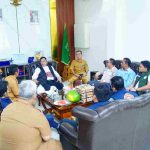 Kelompok tani Bayung Lincir didampingi Camat Bayung Lincir, H. Zukar, SKM, MSi membawa hasil pertanian dan perikanan untuk diserahkan dan dinikmati bersama Bupati Muba H M. Toha Tohet, SH, Senin (24/8/2026) di Griya Bumi Serasan Sekate. Foto: Kominfo Muba.