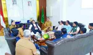 Kelompok tani Bayung Lincir didampingi Camat Bayung Lincir, H. Zukar, SKM, MSi membawa hasil pertanian dan perikanan untuk diserahkan dan dinikmati bersama Bupati Muba H M. Toha Tohet, SH, Senin (24/8/2026) di Griya Bumi Serasan Sekate. Foto: Kominfo Muba.