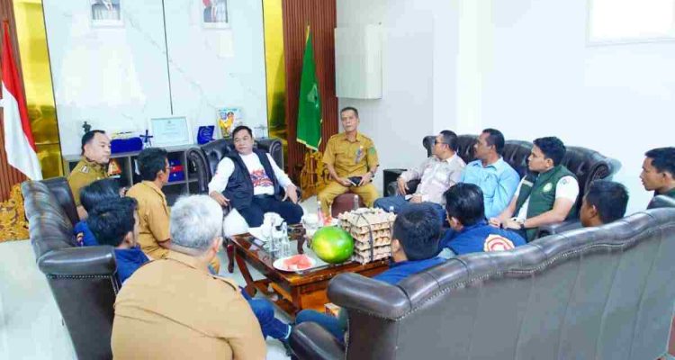 Kelompok tani Bayung Lincir didampingi Camat Bayung Lincir, H. Zukar, SKM, MSi membawa hasil pertanian dan perikanan untuk diserahkan dan dinikmati bersama Bupati Muba H M. Toha Tohet, SH, Senin (24/8/2026) di Griya Bumi Serasan Sekate. Foto: Kominfo Muba.