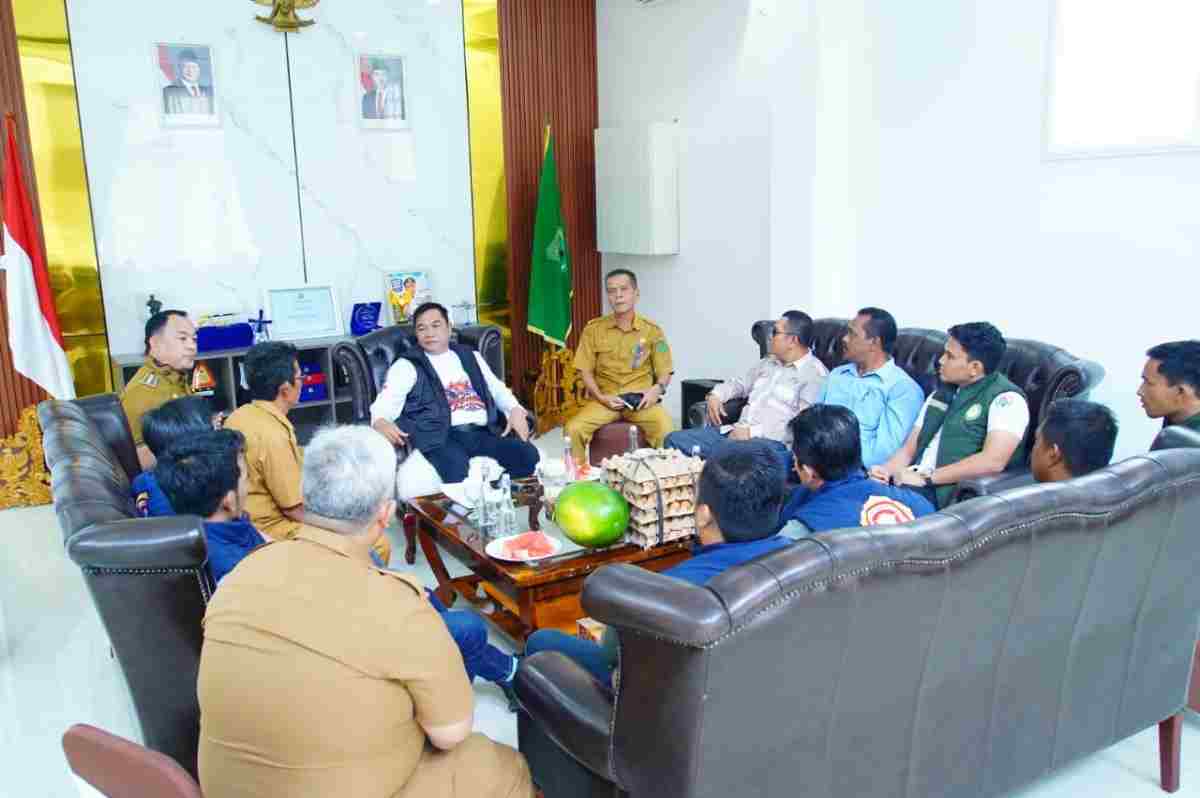 Kelompok tani Bayung Lincir didampingi Camat Bayung Lincir, H. Zukar, SKM, MSi membawa hasil pertanian dan perikanan untuk diserahkan dan dinikmati bersama Bupati Muba H M. Toha Tohet, SH, Senin (24/8/2026) di Griya Bumi Serasan Sekate. Foto: Kominfo Muba.