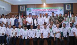 Staf Ahli Walikota Palembang Bidang Keuangan dan Pembangunan, Edison bersama para pengurus Dewan Pengurus Daerah Asosiasi Pedagang Pasar Seluruh Indonesia (DPD APPSI) Kota Palembang masa bakti 2026–2030. Foto: Kominfo Palembang.